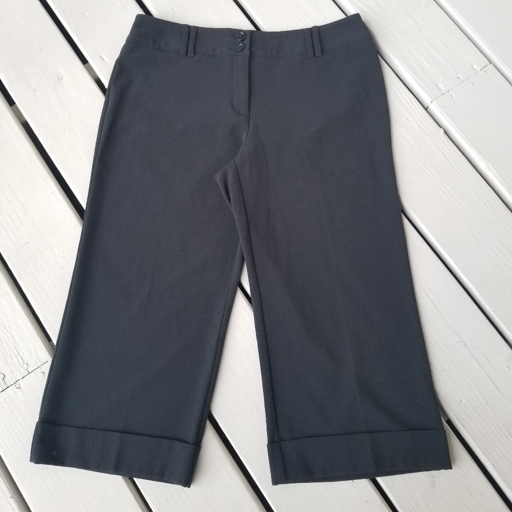 Sz 10  black flared cuffed Capris